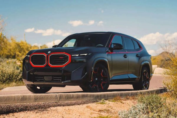 Обикновеното BMW XM пристигна през есента на 2022 година и привлече много внимание както заради размера си &ndash; 5110 мм, така и заради солидната цена, която няма опиции. Но новият вариант на Label бързо обра точките. Размерът остана същият, мощността увеличена с 19%, времето за ускорение 0-100 километра падна до 3,8 секунди. Максималната скорост скочи  до 290 километра в час. 

Заедно с цяла купчина допълнителни промени в дизайна с червени акценти, които ще накарат повечето коли пред него да се отдръпнат незабавно от пътя му &ndash; а може би това е целта!